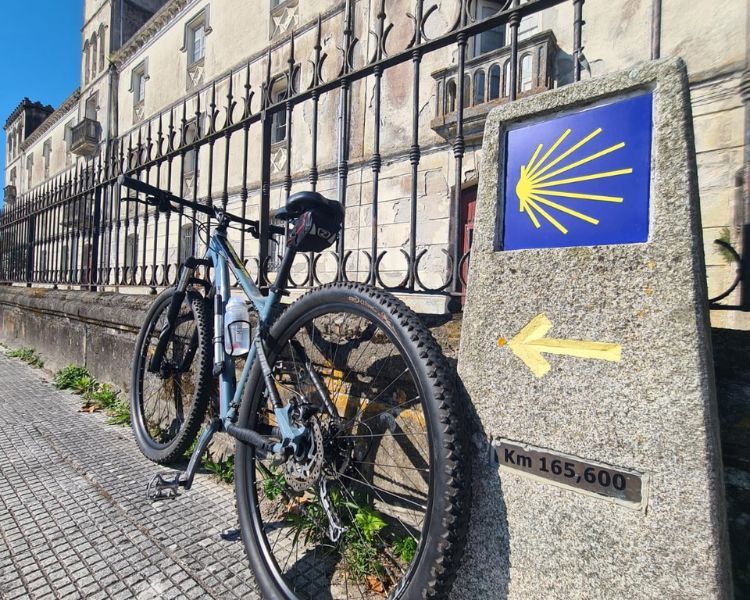 How long is the pilgrimage to Santiago de Compostela? | WAW